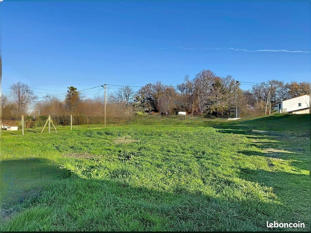 Terrain à bâtir de 1238 m² à ROYAN (17) · 256 000 €