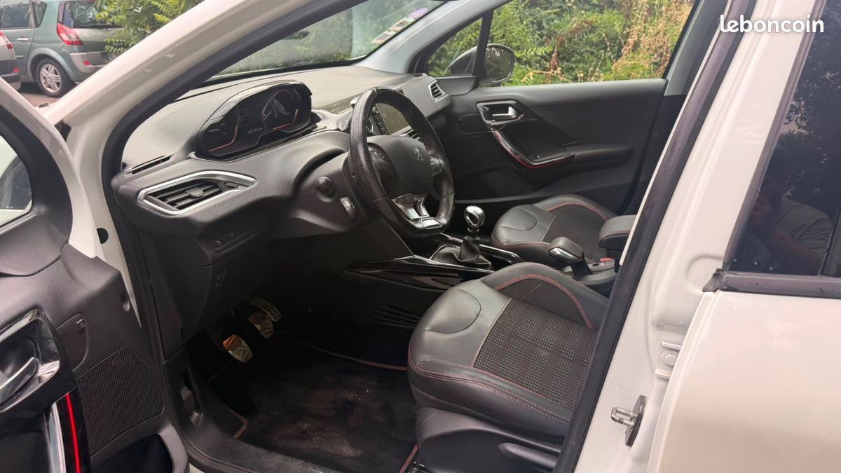 Peugeot 2008 GT Line (image 5)