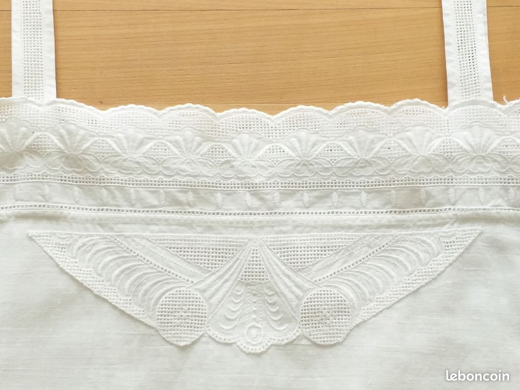 Chemise de nuit ancienne blanche brodée à fines bretelles (image 1)