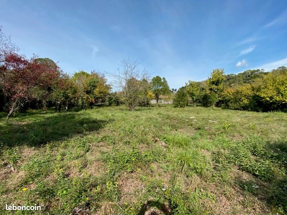 Terrain 600 m² · à Carnoules · 139 000 €