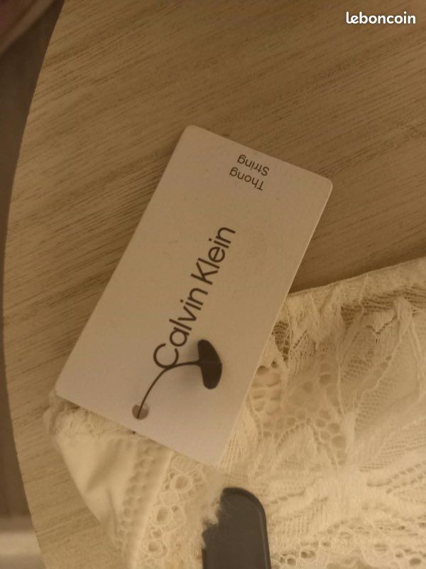 Calvin Klein culotte string en dentelle taille M neuve avec étiquette (image 4)