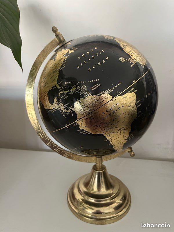 Globe terrestre noir et doré (image 1)
