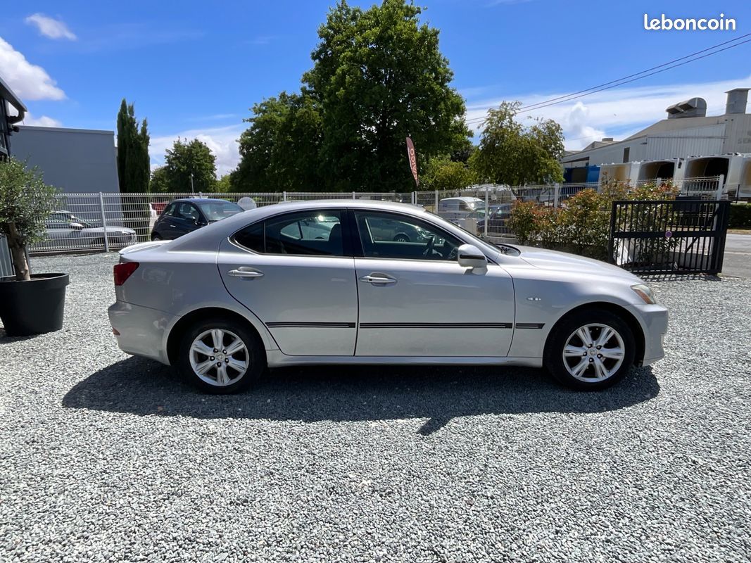 Lexus is 2.2 220d 175ch finition executive / regulateur / suivi (image 16)