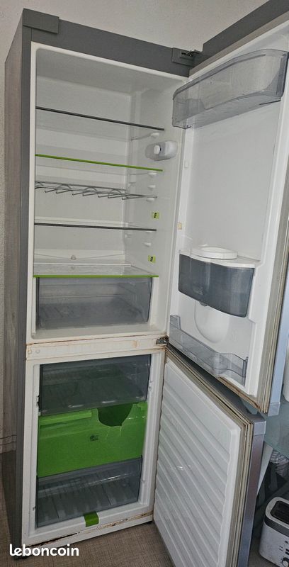 Frigo avec distributeur d'eau à recharger (image 2)