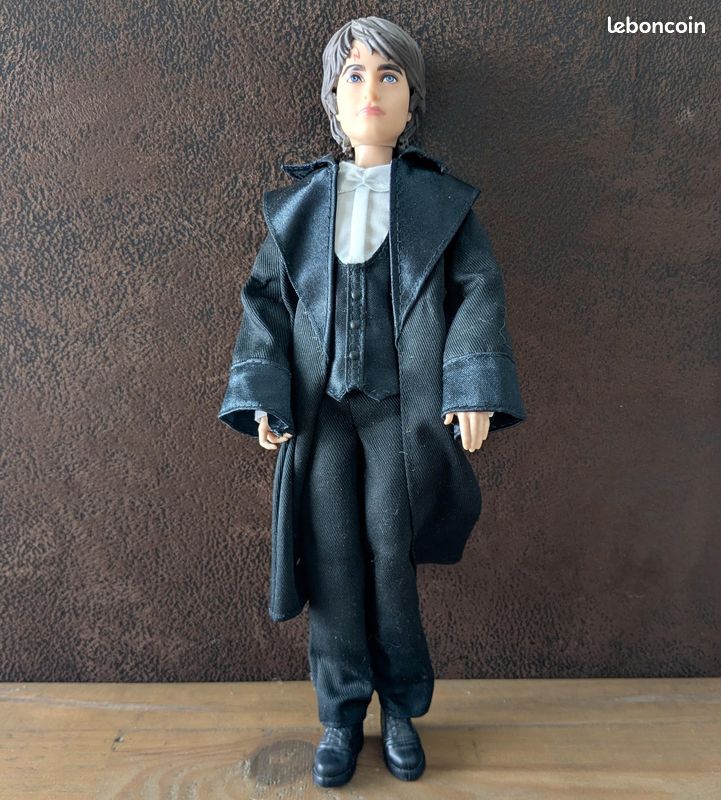 Poupée articulée Harry Potter de 26 cm en costume de Noël (image 1)