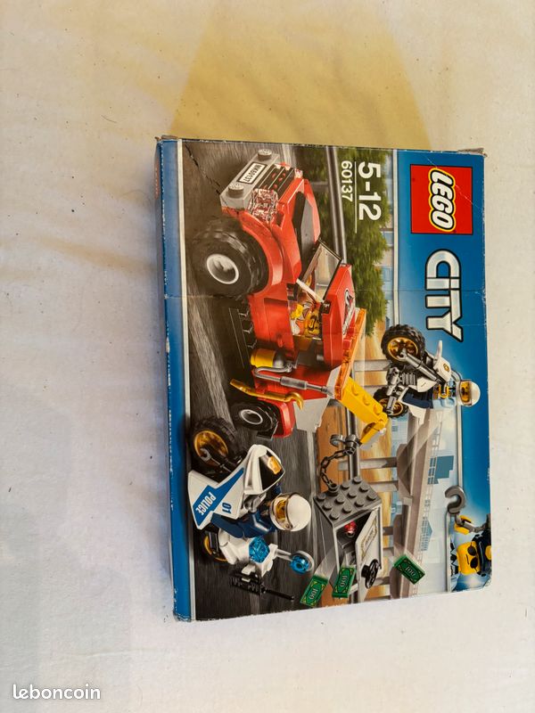Lego city 60137 (image 1)