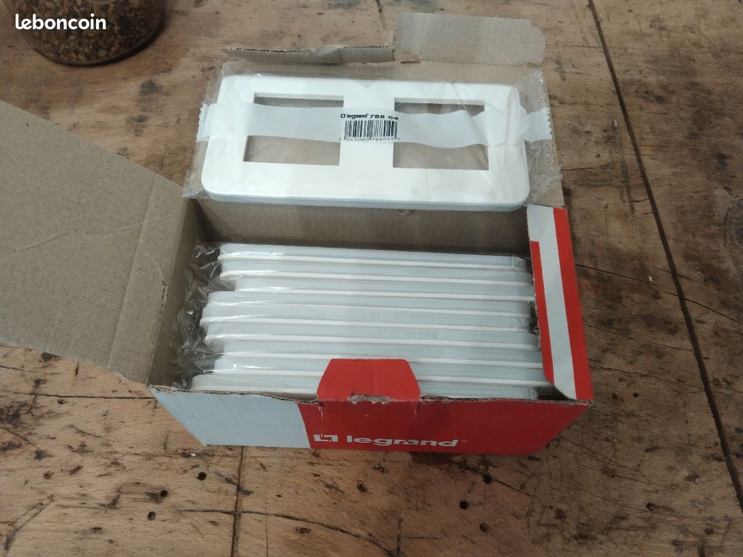 Vend cache prise Legrand double (image 1)