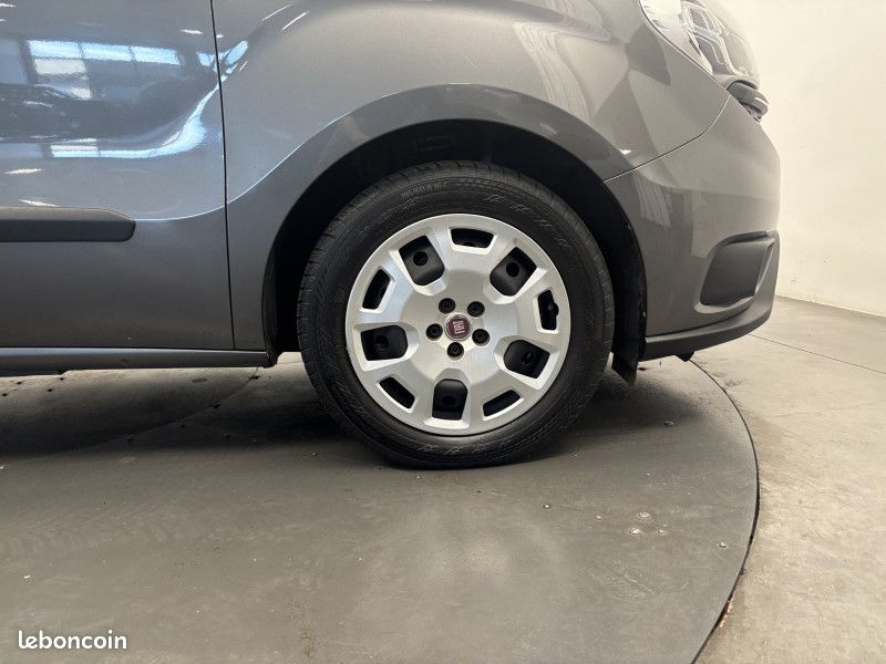 Fiat DOBLO 1.6 jtd 120 ch Lounge 7 places / Climatisation / Attelage / Régulateur / (image 12)