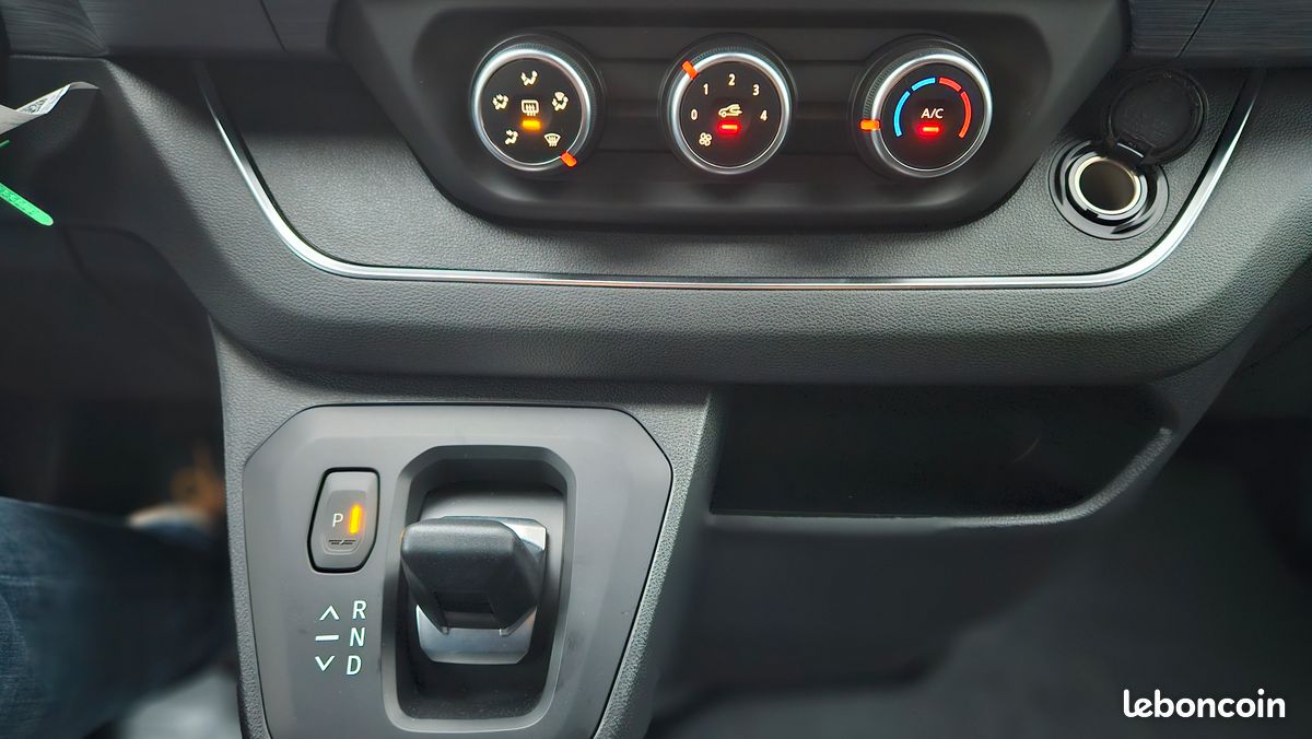 VAN HANROAD DCI 150Cv BVA 9 Vitesses TREK 5+ / 5 Places - Banquette coulissante avec Pack Power en stock (image 8)