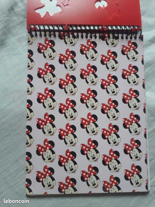 Carnet coloriage + pochoirs + stickers - Minnie - Disney (image 6)
