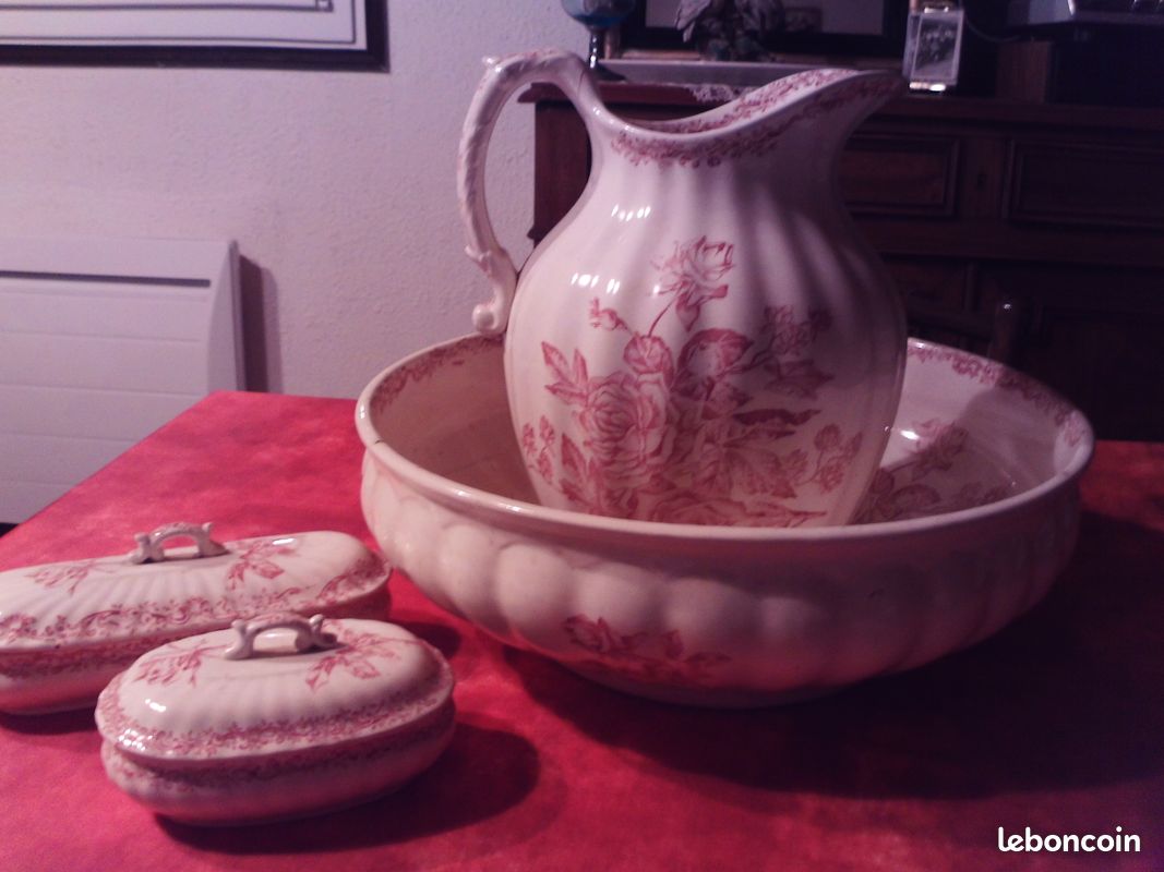 Ensemble vintage de toilette, faïence, très complet, broc, vasque et accessoiress (image 1)