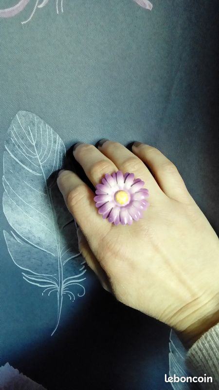 Bague réglable fleur en métal de couleur lilas (image 2)