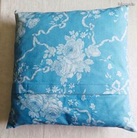 Coussin avec initiale A brodée main.---.25-322C (image 3)
