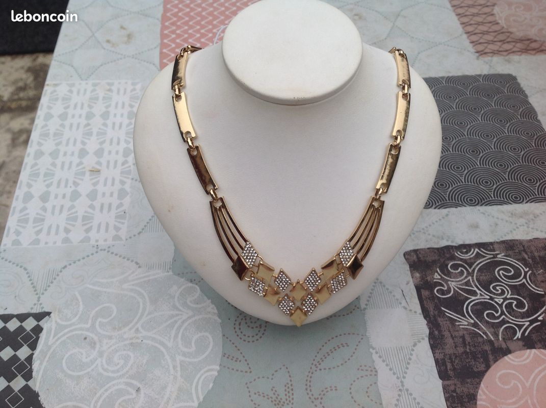 Collier Ras De Cou En Métal, Gravé Et Strass - Superbe Bijou Neuf Sans Emballage