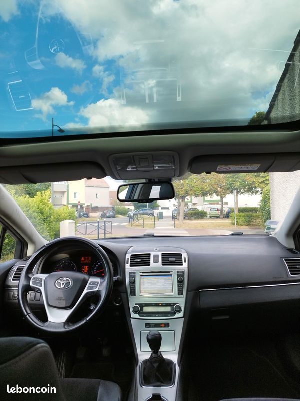 Toyota Avensis SW 2.0 D-4D 124 ch – Toit panoramique – Smart Key – Très bon état (image 3)