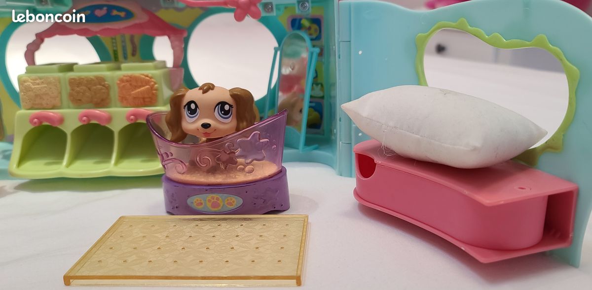 Littlest Pet Shop lot of 30 Pets