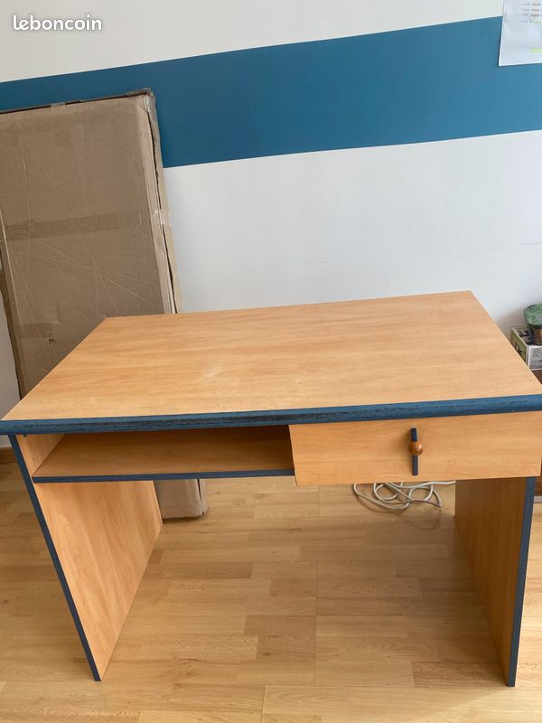 Bureau (image 1)