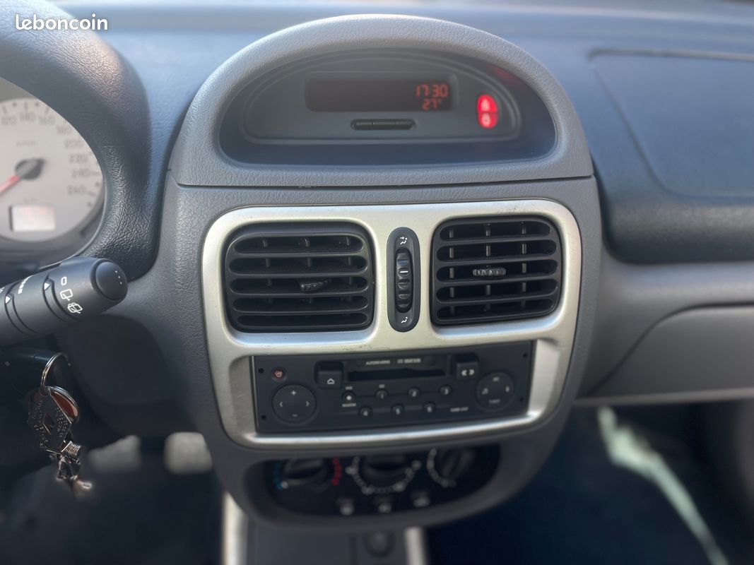 RENAULT CLIO 3.0 V6 Sport (image 21)