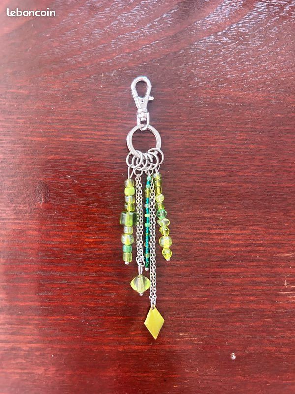 Porte clé fait main argenté et perles vertes (image 1)