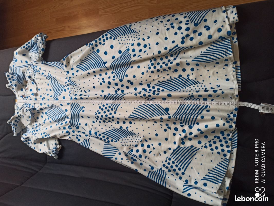 Jolie robe de printemps pour dame, avec motifs modernes de couleur bleue sur fond blanc. Très agréable à porter (image 3)