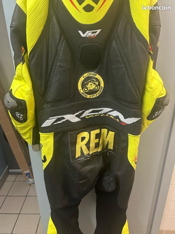 Combinaison moto en cuir de la marque Ixon, modèle Vortex 3 (coloris noir et jaune fluo) (image 2)