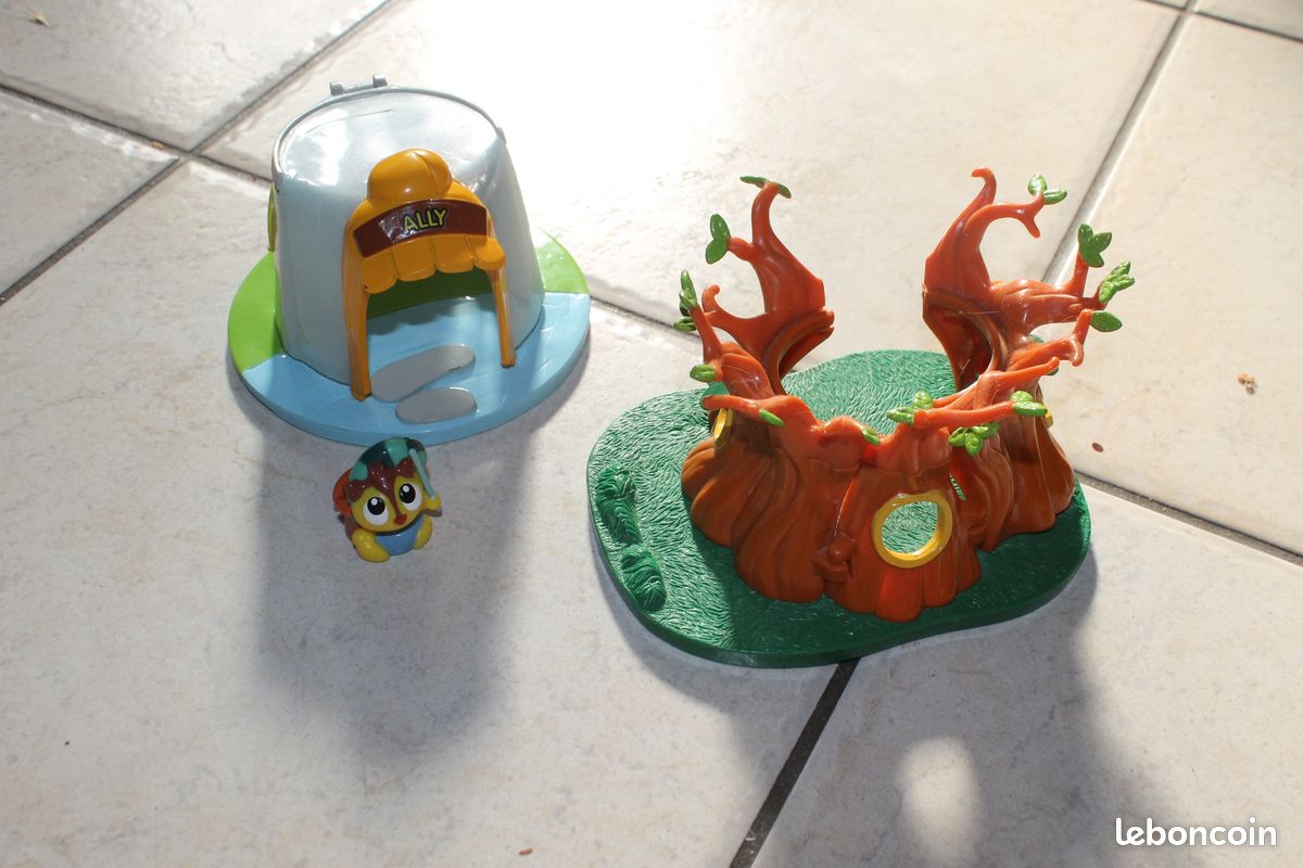 Figurine mireille l'abeille avec maisons (image 1)
