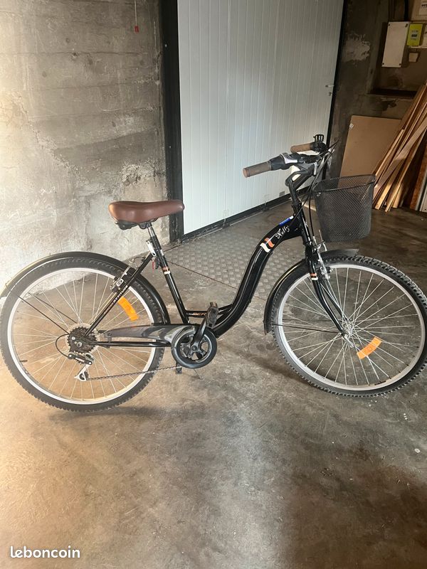 Vélo femme Kellys VTC / vélo de ville – panier avant (image 1)