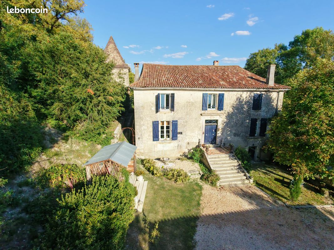 Maison 11 pièces 356 m² · à Comberanche-et-Épeluche · 356 m² · 424 000 €
