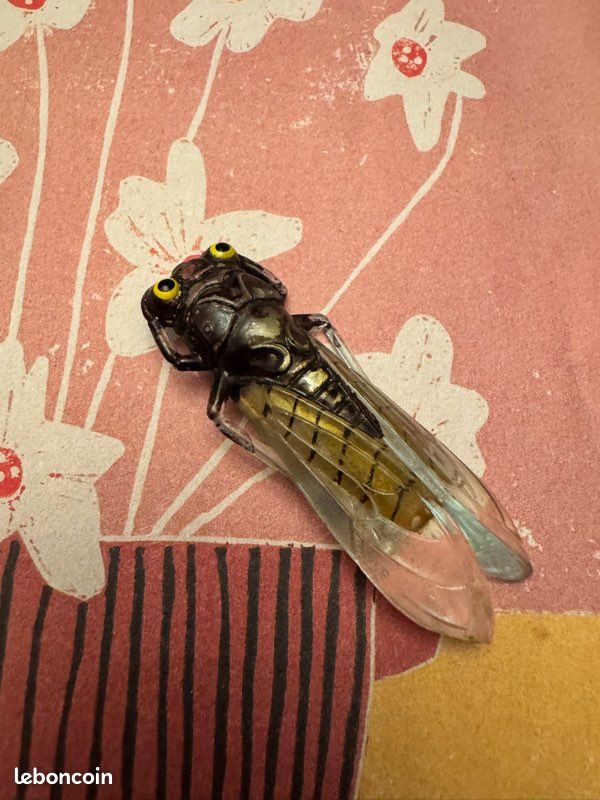 Broche Vintage Cigale En Plastique - Accessoire Rétro D'occasion