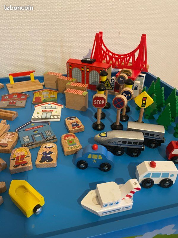 Table d'activités avec circuit de train en bois complet (image 18)