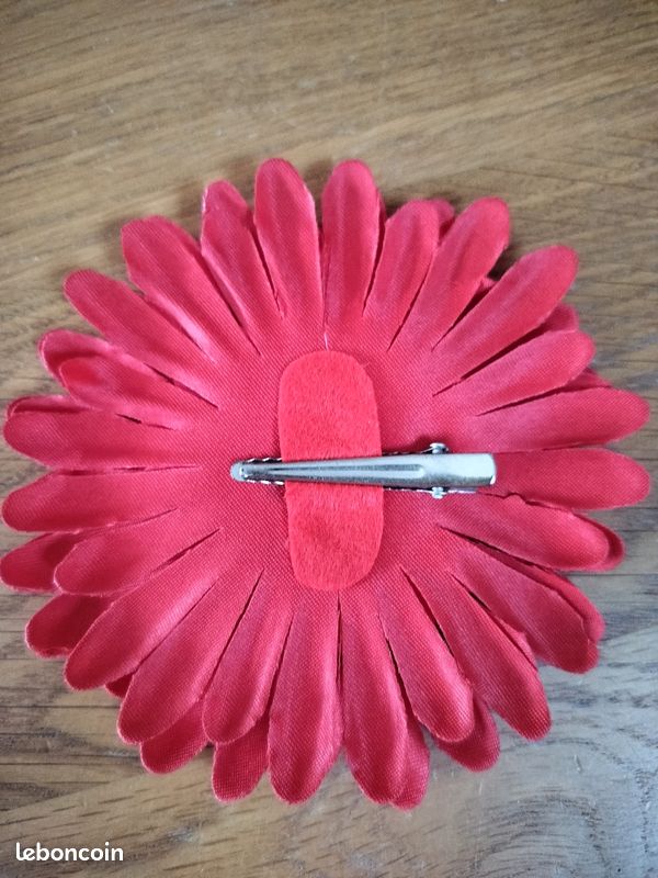 Broche en tissu rouge (image 3)