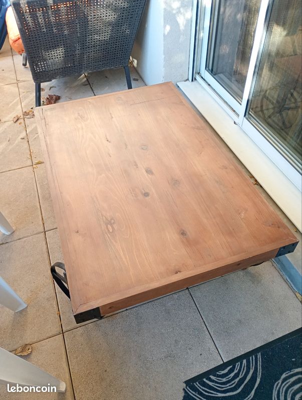 Table en bois sur roue (image 1)
