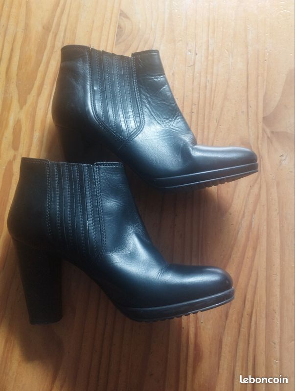 Belles Chaussures Italiennes Pour Femme Noires - Bout Ouvert - Talons Bas - Pointure 8 US / 39 EU - État Occasion Mais Superbe !