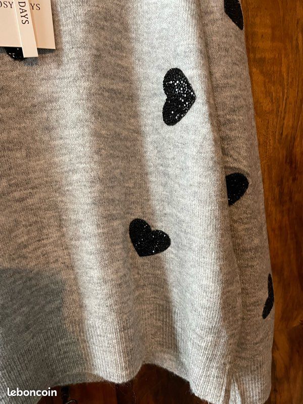 Pull gris avec cœur neuf (image 4)