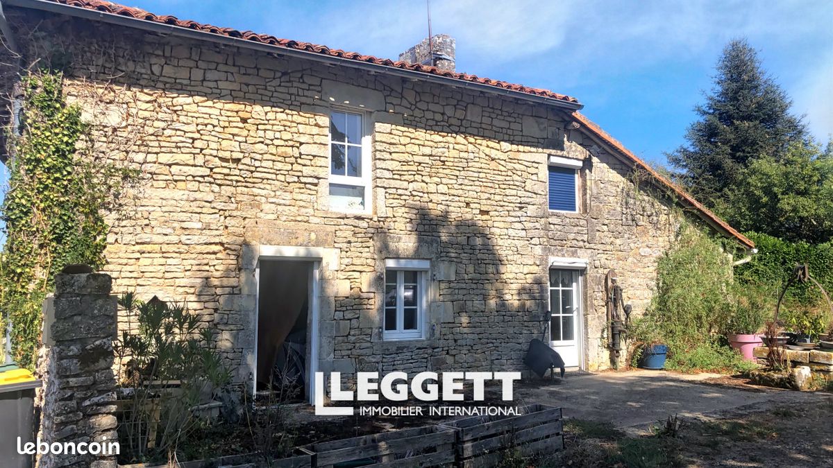 Maison 6 pièces 182 m² · à Nanteuil-en-Vallée · 182 m² · 149 800 €