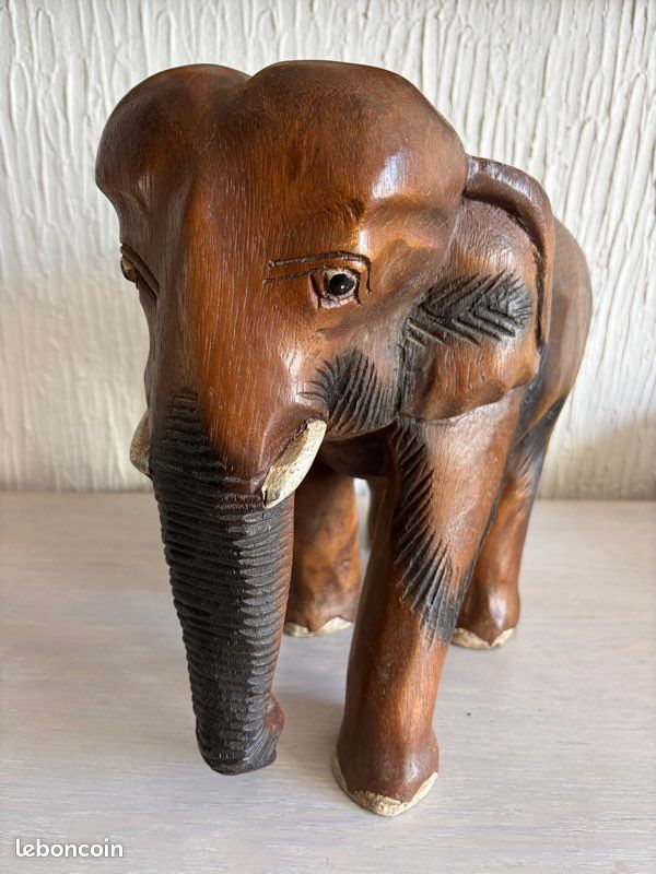 Sculpture d'éléphant en bois massif sculpté à la main (image 1)