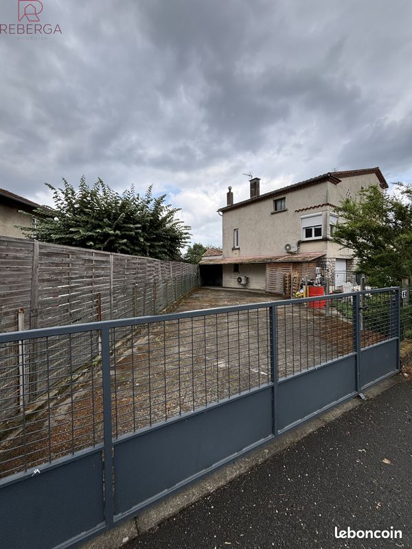 Parking 25 m² · à Aussillon · 25 m² · 140 €/mois