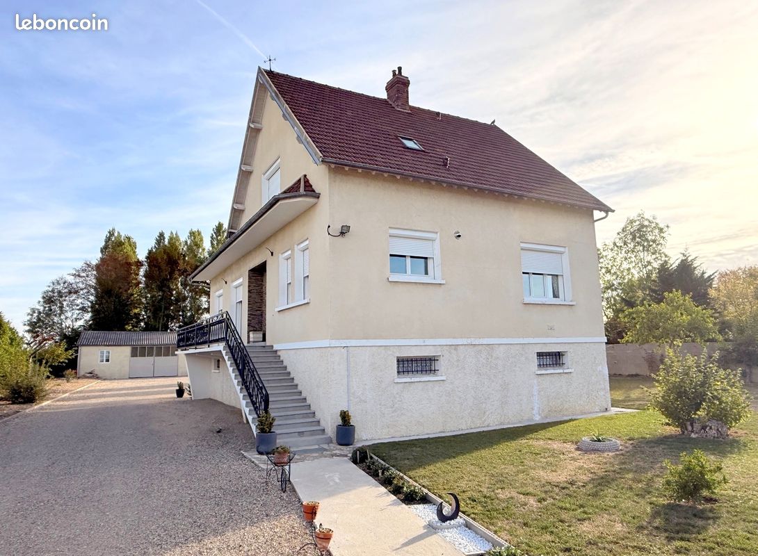 Maison 8 pièces 155 m² · à Longnes · 155 m² · 465 000 €