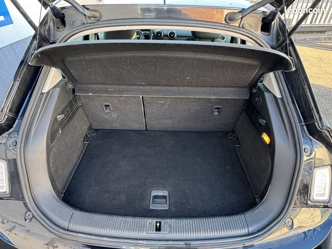 Audi A1 Sportback 1.6 TDI 90 cv Attraction premiere main (image 8)