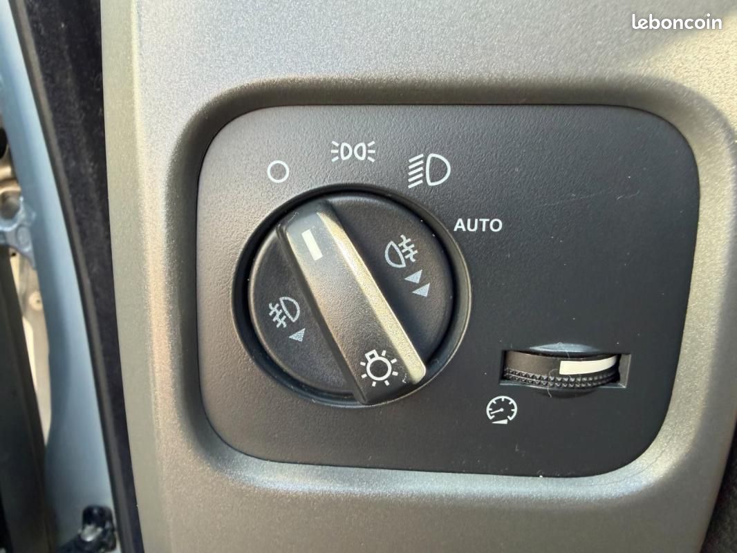 Land Rover Discovery V6 TD SE 190CH - 4X4 BVA CHAUFFAGE STATIONNAIRE 7 PLACES (image 26)