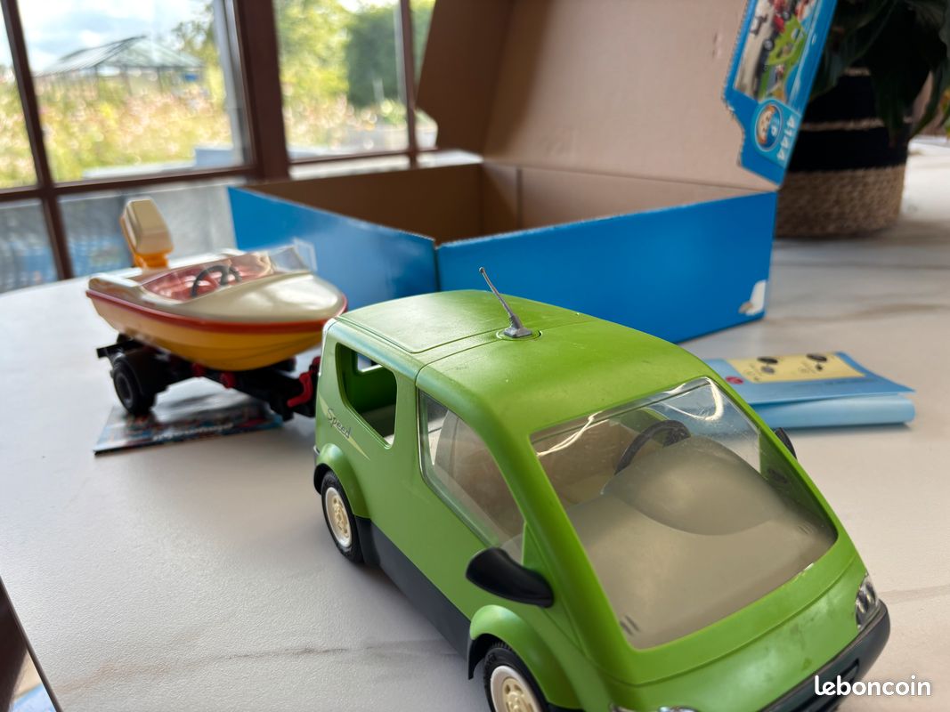 Playmobil 4144 - Voiture familiale avec remorque porte-bateaux (image 5)