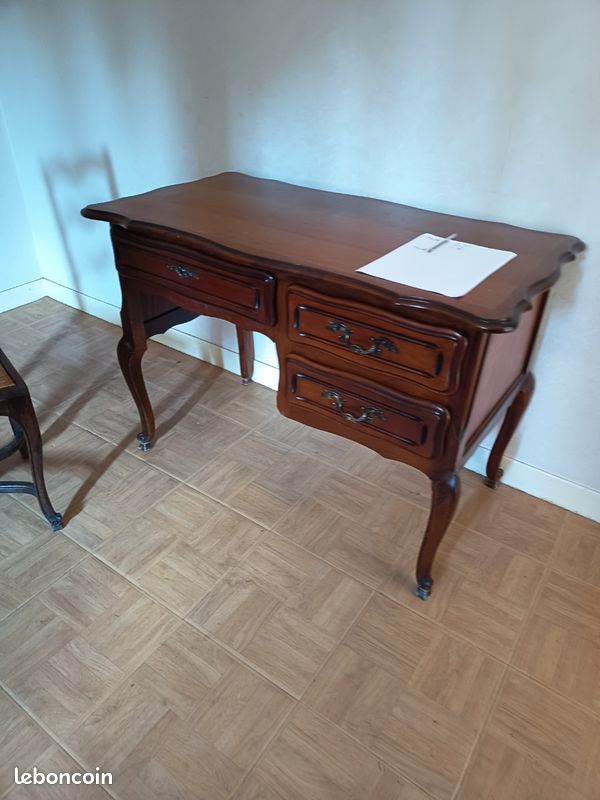 Bureau (image 1)