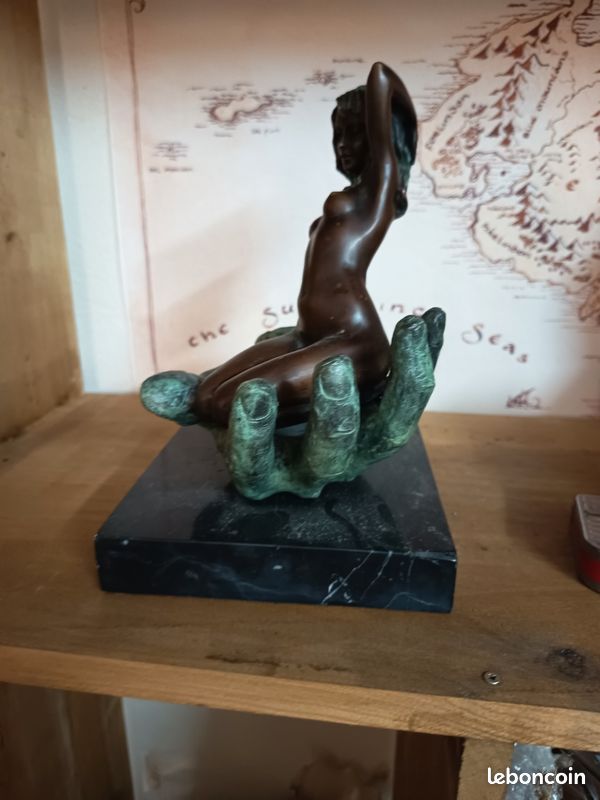 Statue femme allongée - France