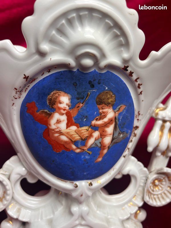 👼 Grand vase de mariée ancien ajouré – Porcelaine blanche, angelots & médaillon bleu (image 3)