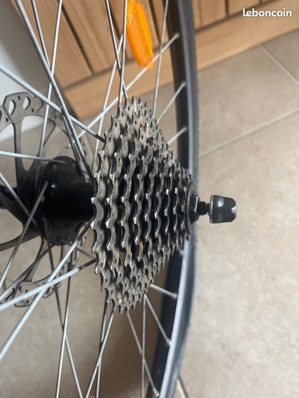 Roue arrière vélo 28” - 700C - 700x38C toute équipée (image 2)