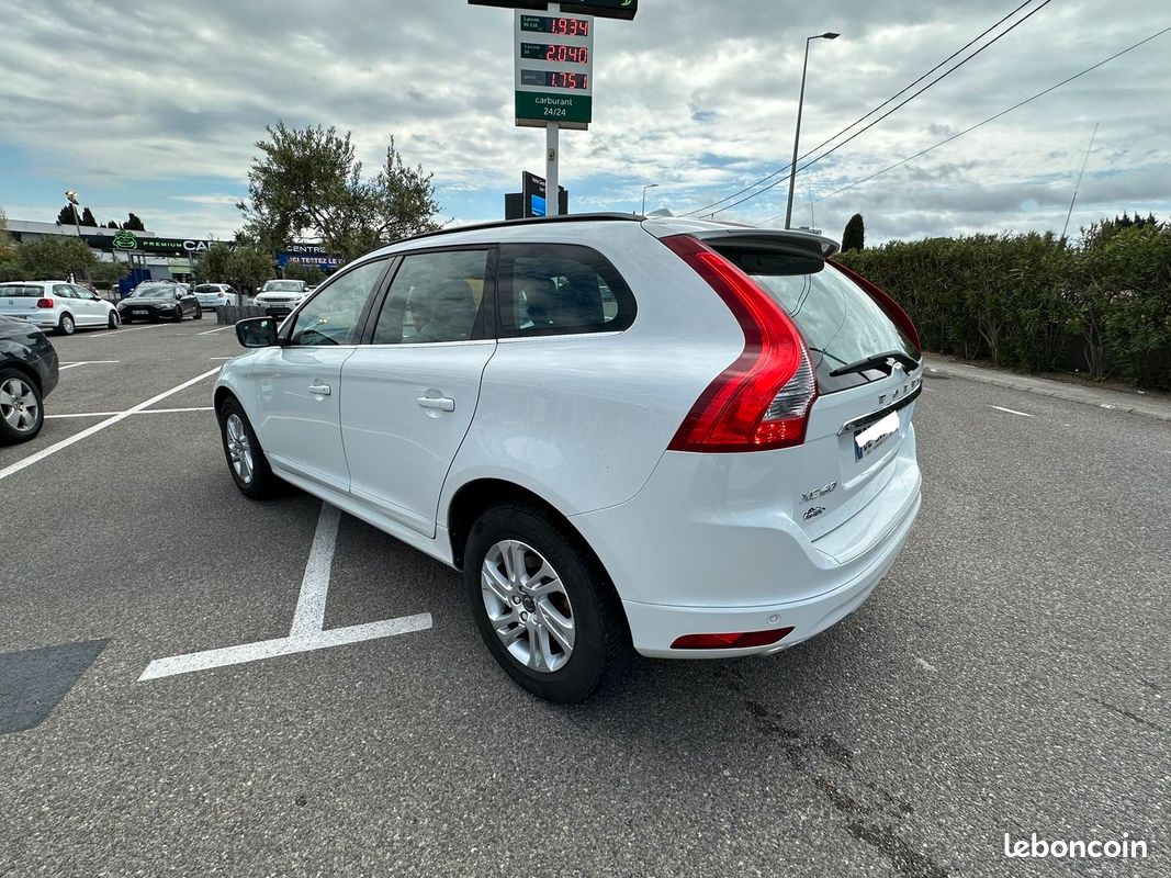 Volvo XC 60 2.0 D4 190cv Momentum AWD 4 pneus 4 saisons neufs disques et plaquettes AV neuves cuir caméra GPS Carnet d'entretien (image 2)