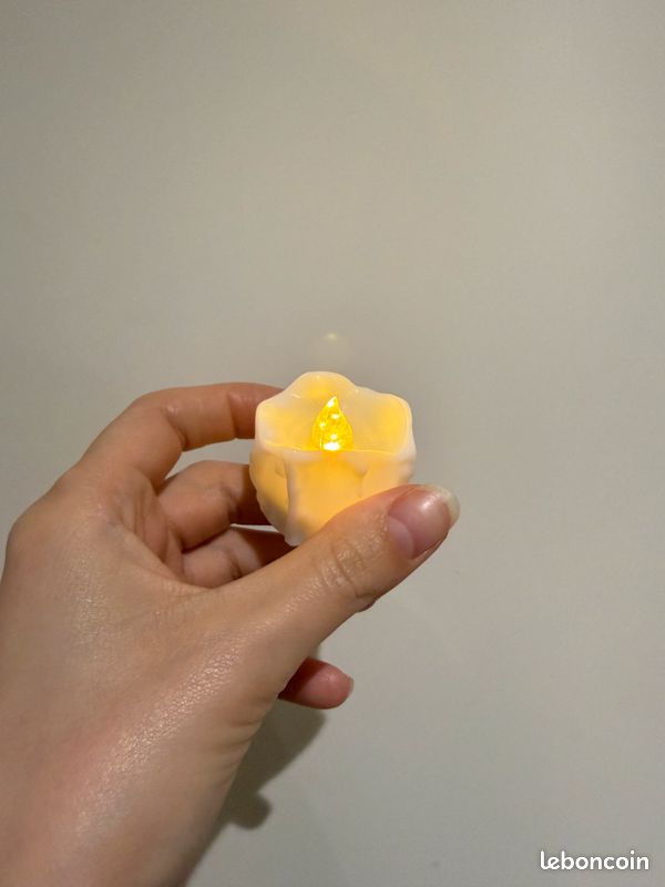 Puseky Lot 24 Bougies LED Cœur + 1000 Pétales Roses Artificiels – Décoration Romantique Saint-Valentin & Mariage