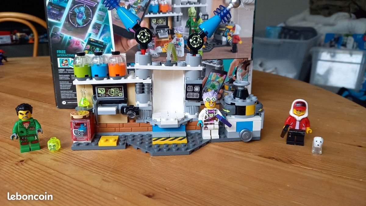 Lego hidden side (image 1)