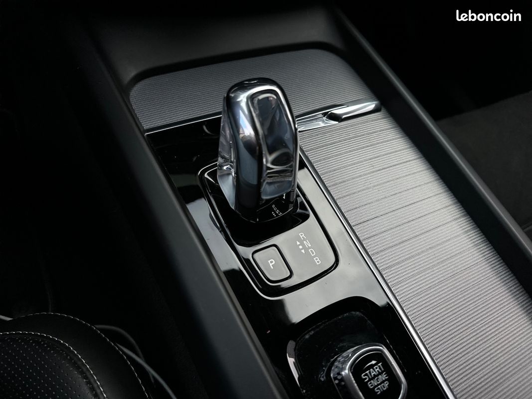 VOLVO XC60 T8 Twin Engine 303 ch + 87 ch Geartronic 8 R-Design /. TOIT OUVRANT / SIÈGES ET VOLANT CHAUFFANT / (image 14)