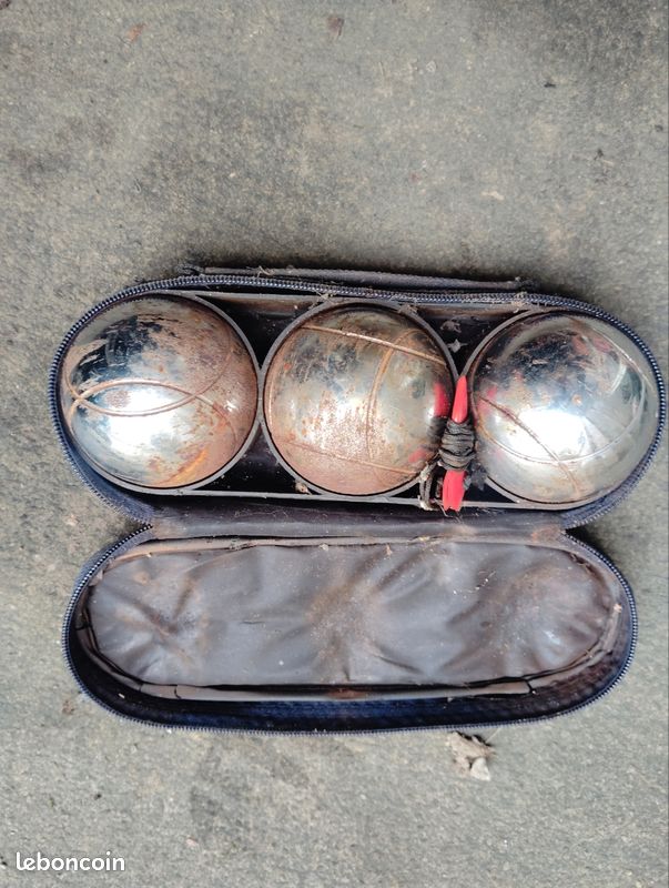 Ensemble de boules de pétanque en vente à Kerman